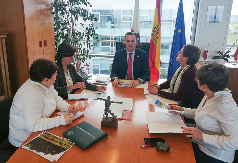 Guillermo Blanco, durante la reunión con miembros de la asociación Manadas